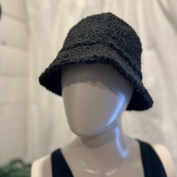 LIVØM Teddy black bucket hat - Picture 3 of 5